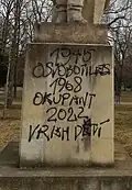 Nápisy na podstavci (březen 2022)