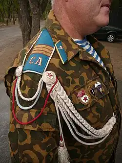 Podomácku vyrobené šňůry demobilizovaného příslušníka výsadkových jednotek SSSR. Použitá červená tkanice je z padáku