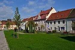 Domy na severní straně náměstí