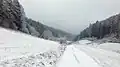 Údolí mezi Dlouhou strání (až 522 m n. m.) a Bučinou/Kněžnicí, dělicí Jestřebí hory od Polické pánve