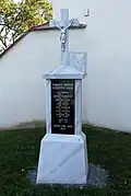 Pomník padlým u kostela