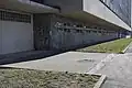 Spodek domu je obložen břidlicovou obkladačkou