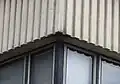 Detail fasády – pohledový beton s hliníkovými okny