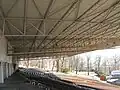 Pohled pod střechu