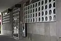 Detail obdélných ploch s kruhovými okny
