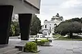 Barokní divadlo. Vlevo vystupuje na nohách objekt sálu