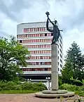 Plastika "Vítání" či "Družba" od Václava Kyselky před hotelem
