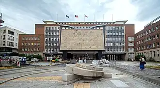 Čelní pohled z Lidického náměstí na starou budovu