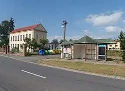 Obecní úřad a autobusová zastávka