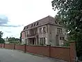 Pickova vila, znehodnocená bytovým domem...