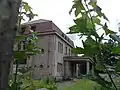... a přestavbou, nadále chátrá a zahrada zarůstá (7/2017)