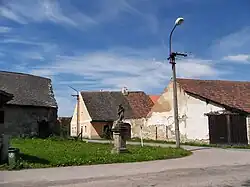 Čížkrajice, tvrz a socha (01).jpg