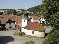 Náves s kaplí v jižní části obce
