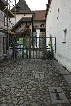 kříže v místech hrobů