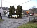 Náves s válečným pomníkem a plakátovací plochou