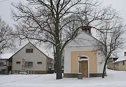 Náves s kapličkou