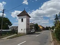 Zvonice na podlouhlé návsi