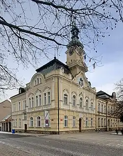 Čelákovice, boční pohled na budovu radnice, vpravo bývalá měšťanské škola