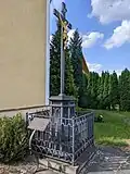 Čeladná - litinový krucifix u kostela sv. Jana Nepomuckého (stav červenec 2024) (1).jpg