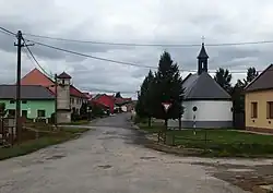 Náves s kaplí svatých Antonína a Vendelína