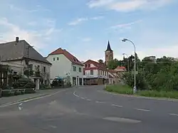 Sázava-Černé Budy, Klášterní ulice, v pozadí Sázavský klášter