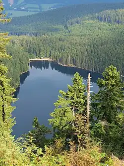 Černé jezero zabírané z karové stěny pod Jezerní horou poblíž Svarohu