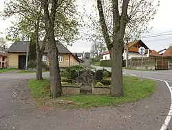 Husův pomník na návsi