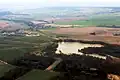 Černíkovice přes Černíkovický rybník, v pozadí obec Lično
