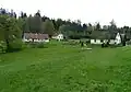 Roztroušené domky na stráni