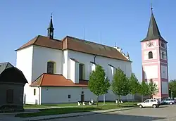 Černovice, kostel a zvonice.jpg