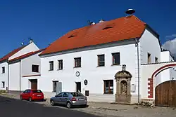 Budova obecního úřadu s výklenkovou kaplí