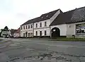 Domy u hlavní silnice