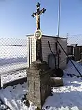 Červený Újezd (u Prahy) - kříž na východním okraji vsi (v místech někdejší Merhautovy zahrady) (5).jpg