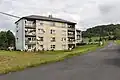 Bytovky ve středu vesnice