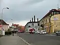 Křižovatka ulic Erbenovy, Zámecké a Berkovy ráno po požáru