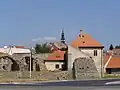 Opevnění někdejšího vodního hradu Lipý