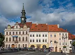 Radnice na východní straně náměstí v České Lípě vedle dalších památkově chráněných domů čp. 2 a čp. 3