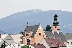Radnice, na pozadí Ještěd