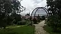 Průhled zahradou ke kostelu sv. Víta