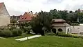 Zahrada s bývalou kuželnou v pozadí