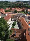 Předhradí (vlevo Solnice, vpravo konírny)