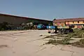 Parkoviště techniky, hala s technikou, nářadím a PHM na školním statku.
