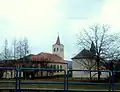 Evangelický (vlevo) a římskokatolický kostel (vpravo)