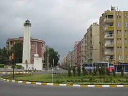 Z Atatürkova bulváru, třída Ismeta İnönü a maják