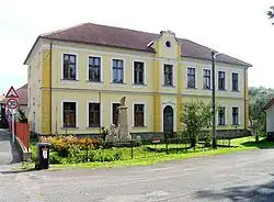 Bývalá škola v Kuří, učilo se zde v letech 1909–1968