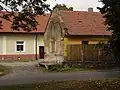 Chalupy v západní části návsi