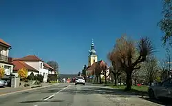 Centrum obce s kostelem sv. Petra a Pavla