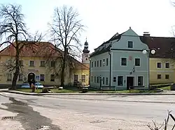 Náměstí v Římově, v pozadí věž "Zámečku"