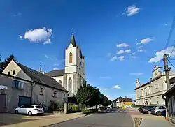 Střed obce s kostelem Panny Marie Vítězné a školou
