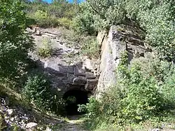 Pohled na vstup do štoly ze dna lomu